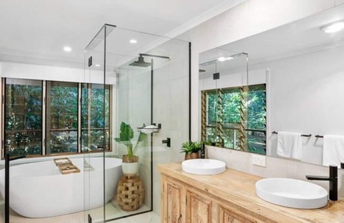 Cootharaba House | Lakeside Retreat Summ