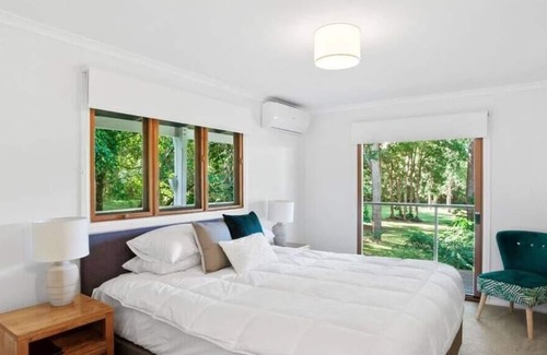 Cootharaba House | Lakeside Retreat Summ