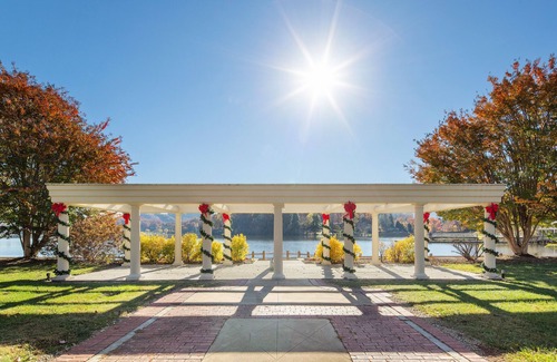 Lake Junaluska Cottage | Lakeside Retreat at The Ginkgo Cottage - Location, location, location