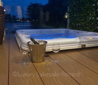 Tattershall Resort | Lakeside Retreat With Hot Tub & Fishing Peg at Tattershall Lakes Country Park