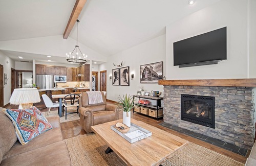 Sunriver Cabin | Lakeside Retreat with Hot Tub, Deck & Game Room