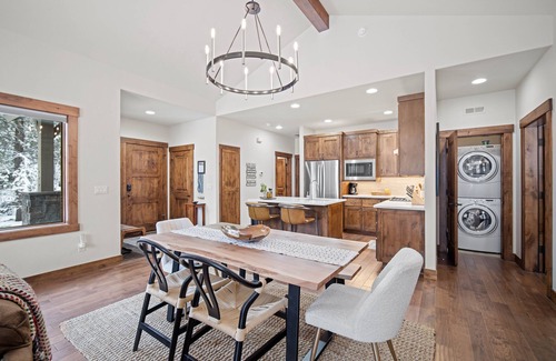 Sunriver Cabin | Lakeside Retreat with Hot Tub, Deck & Game Room