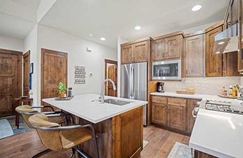Sunriver Cabin | Lakeside Retreat with Hot Tub, Deck & Game Room