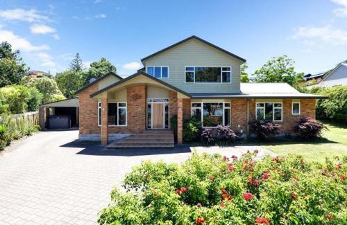 Frankton Apartment | Lakeside Retreat with Swim Spa
