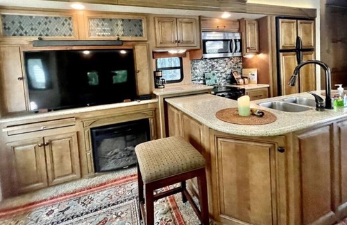 Nevada City House | Lakeside Rv w/ Private Hot Tub