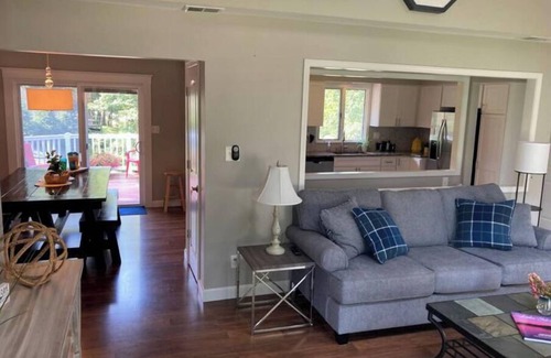 Effingham House | Lakeside Sarandipity: Sleeps 8 with outdoor spaces!
