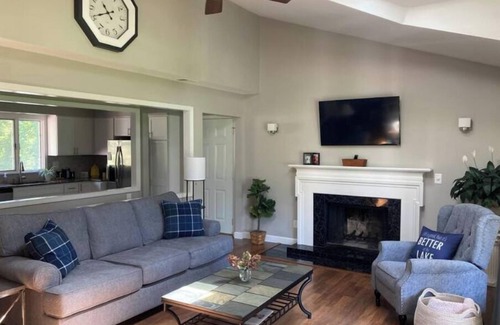 Effingham House | Lakeside Sarandipity: Sleeps 8 with outdoor spaces!