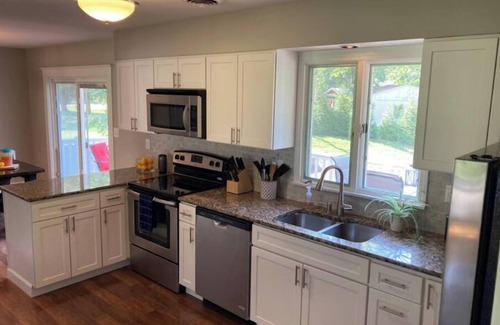 Effingham House | Lakeside Sarandipity: Sleeps 8 with outdoor spaces!