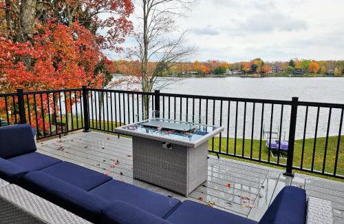 Penn Lake Park House | Lakeside Serenity by AvantStay Lakefront Newly Built Deck w Views