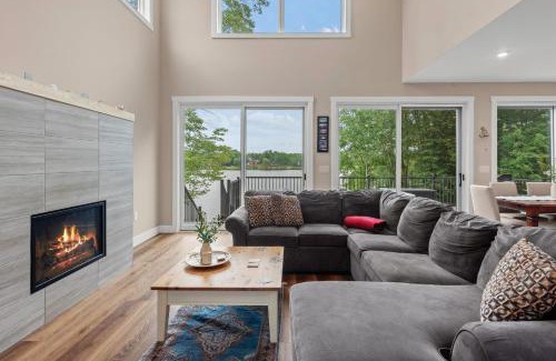 Penn Lake Park House | Lakeside Serenity by AvantStay Lakefront Newly Built Deck w Views