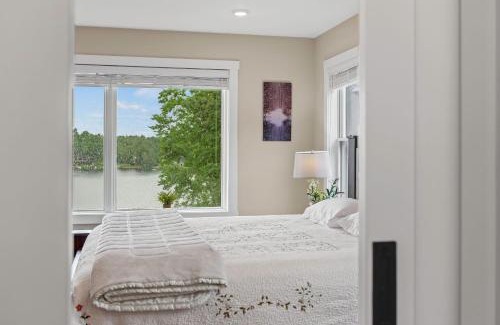 Penn Lake Park House | Lakeside Serenity by AvantStay Lakefront Newly Built Deck w Views