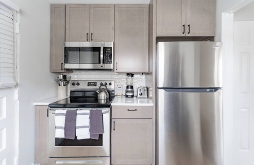 Rogers Park Apartment | Lakeside Spacious Serenity: 1BR/1BA near LoyolaPark