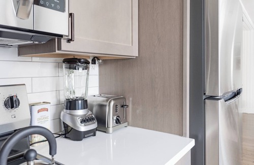 Rogers Park Apartment | Lakeside Spacious Serenity: 1BR/1BA near LoyolaPark