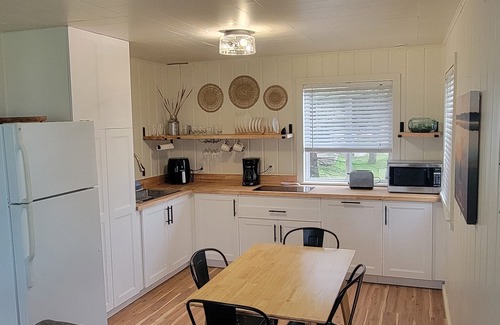 Oscoda Cottage | Lakeside Splash - Cozy Cottage on beautiful Lake Huron in Oscoda, MI