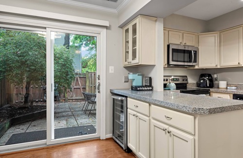 West Falls Church House | Lakeside Stay: Metro, INOVA, Dining &Shops Nearby