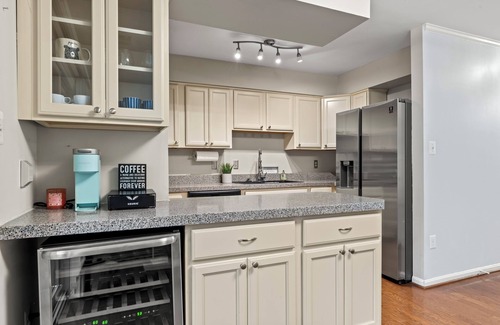 West Falls Church House | Lakeside Stay: Metro, INOVA, Dining &Shops Nearby
