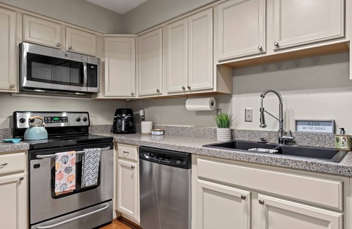 West Falls Church House | Lakeside Stay: Metro, INOVA, Dining &Shops Nearby