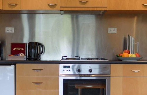 Daylesford Apartment | Lakeside Suite 1 Summ