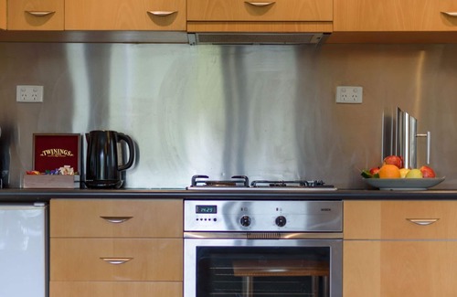 Daylesford Apartment | Lakeside Suite 3 Summ
