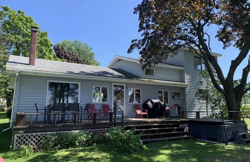 Alburg Cottage | Lakeside Sunset Cottage & Hot tub
