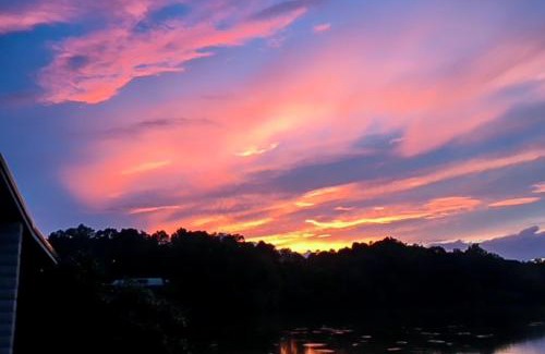 Delta House | Lakeside Sunset Haven