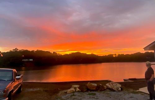 Delta House | Lakeside Sunset Haven