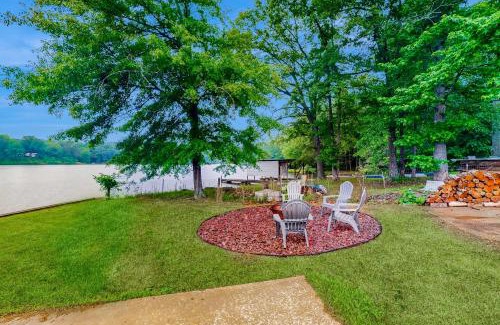 Delta House | Lakeside Sunset Haven
