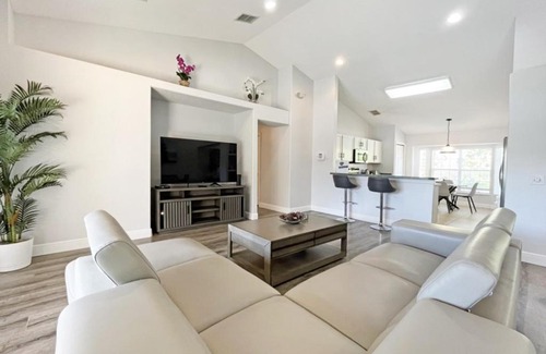 Thousand Oaks House | Lakeside Sunset suite