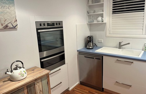 Cams Wharf House | Lakeside Terrace Plus Raffertys Resort a Four Star Apt.