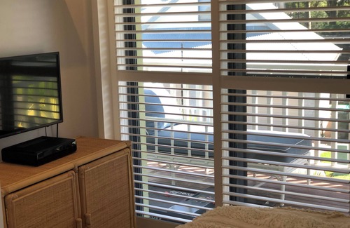 Cams Wharf House | Lakeside Terrace Plus Raffertys Resort a Four Star Apt.