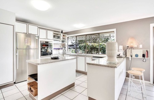Yungaburra House | LakeSide Tinaroo- Lakefront Retreat with Private Pontoon, Water Activities & Stunning Views