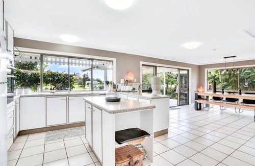 Yungaburra House | LakeSide Tinaroo- Lakefront Retreat with Private Pontoon, Water Activities & Stunning Views