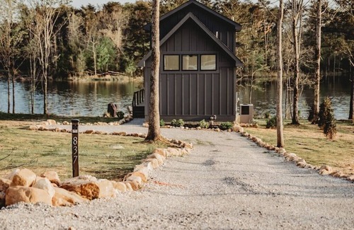 Tracy City Apartment | Lakeside Tiny Home in The Retreat by Water's Edge