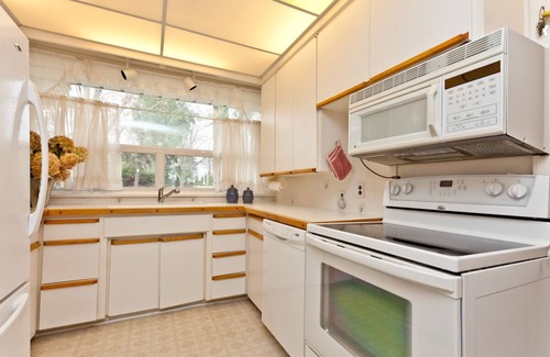 Brock Cottage | Lakeside Tranquility - City Amenities
