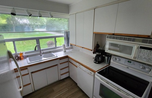 Brock Cottage | Lakeside Tranquility - City Amenities