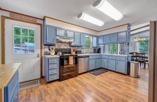 Huddleston House | Lakeside Tranquility at Smith Mt Lake - Sleeps 8 with 8 beds! - 3 Bath