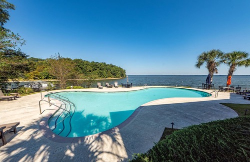 Santee Condo | Lakeside vacationing close to golf courses, restaurants and boat rental company!