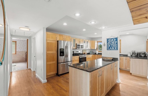 White Lake House | Lakeside Views Hot Tub Pet-Friendly