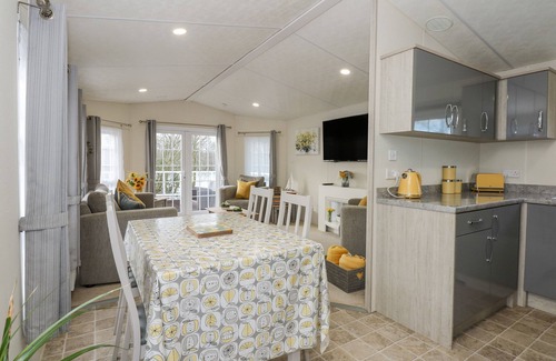 King's Lynn Cottage | LAKESIDE VIEW, with hot tub in King's Lynn