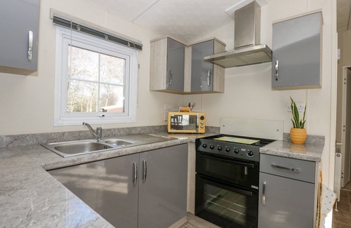 King's Lynn Cottage | LAKESIDE VIEW, with hot tub in King's Lynn