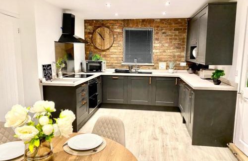 Abertillery House | Lakeside View With Hot Tub