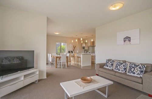 Matarangi House | Lakeside Villa Retreat - Matarangi Downstairs Unit