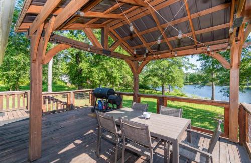 Harlem House | Lakeside Villa Retreat 5-Bedroom Oasis with 6 TVs 3-Acres of Waterfront Fishing & Canoe Adventures