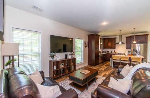 Harlem House | Lakeside Villa Retreat 5-Bedroom Oasis with 6 TVs, 3-Acres of Waterfront, Fishin