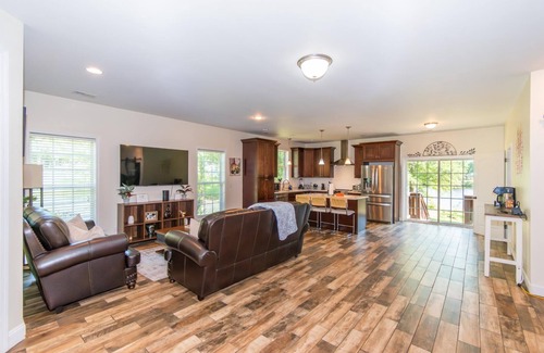 Harlem House | Lakeside Villa Retreat 5-Bedroom Oasis with 6 TVs, 3-Acres of Waterfront, Fishin