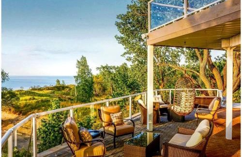 Miller Beach Villa | Lakeside Villa with a Hot Tub and Amazing Views on Lake Michigan, Indiana