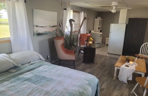 Romney Hotel | Lakeside Village Park Motel