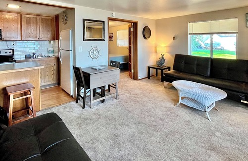 Chelan Condo | Lakeside Waterfront Condo: On Lake Chelan, WIFI, Easy Lake Access