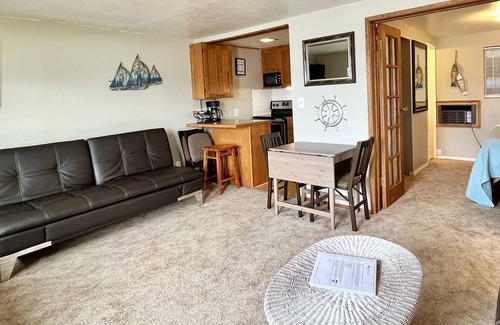 Chelan Condo | Lakeside Waterfront Condo: On Lake Chelan, WIFI, Easy Lake Access