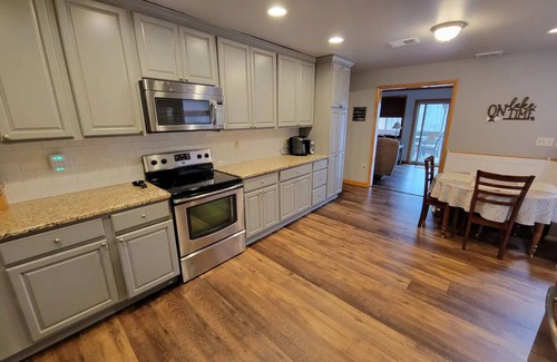 Bumpass House | Lakeside Waterfront: Private Dock - Near Lake Anna Winery